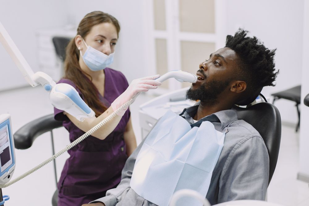 Higienista dental atendiendo a un paciente en el gabinete de Alveda