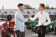 两名商人在户外握手，标志着交易成功