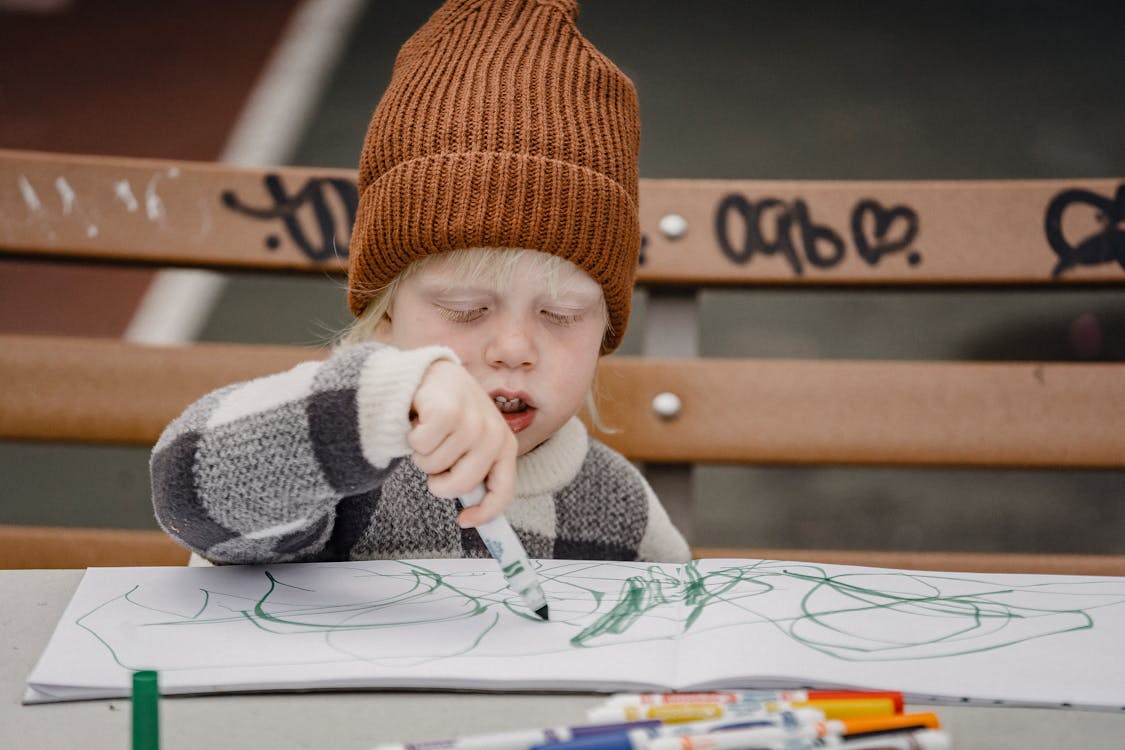 Enfant qui gribouille