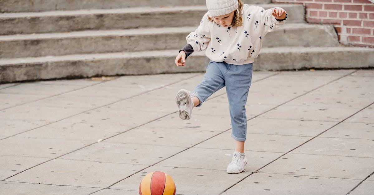 Femme faisant des exercices de yoga dans un petit espace de vie.