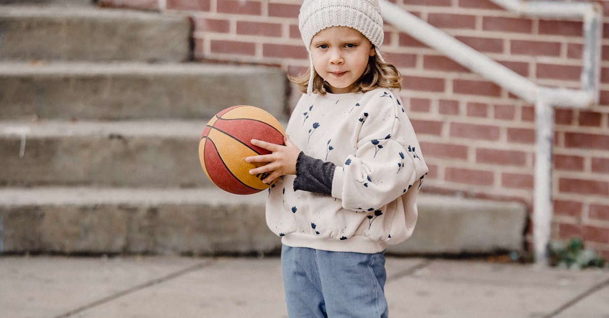 Femme faisant des exercices de yoga dans un petit appartement.