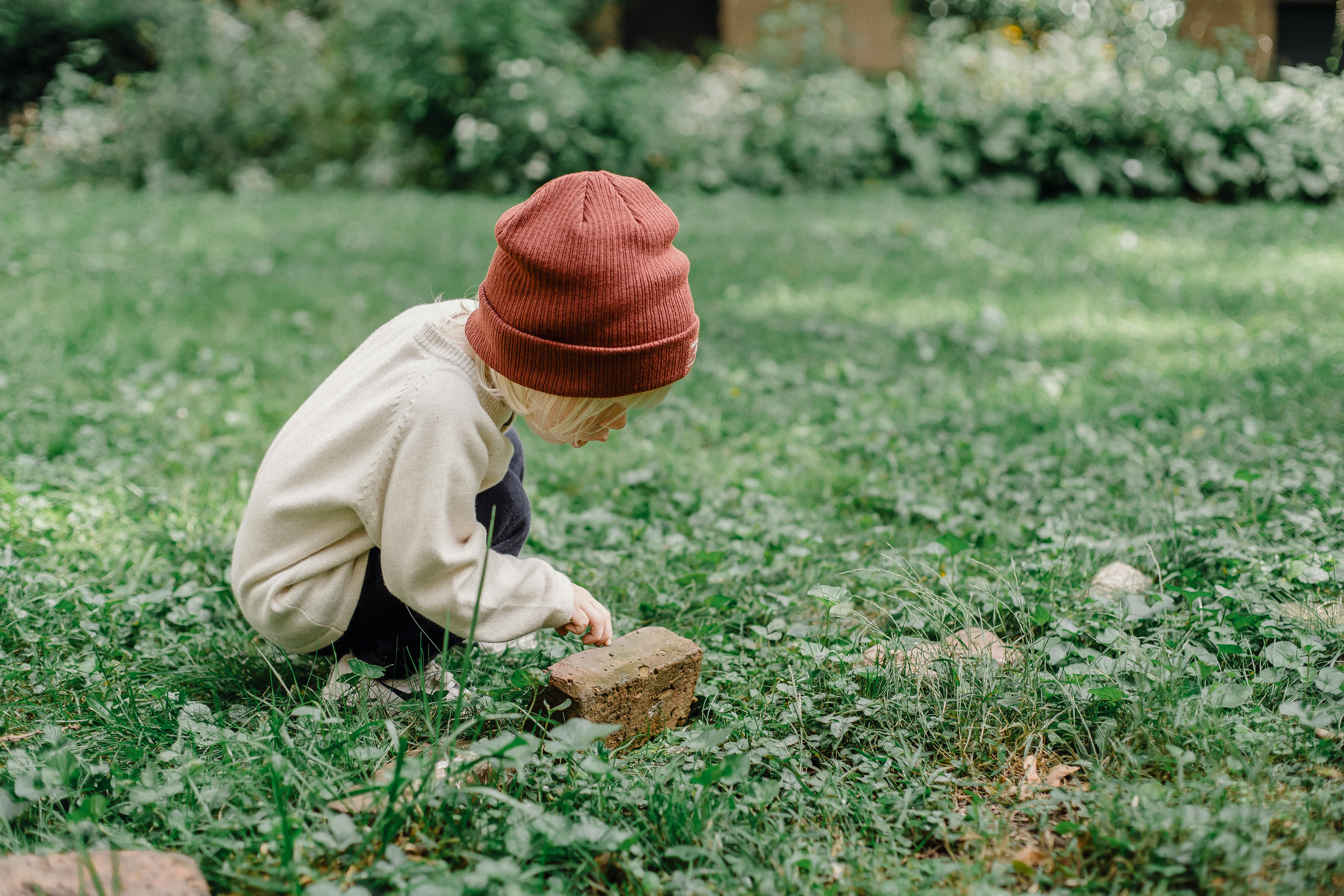 Un petit garçon jouant dans un jardin. | Photo : Pexel