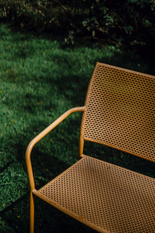 綠草地上的棕色和灰色椅子