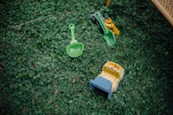 花园草地上，高角度绿草和色彩缤纷的塑料儿童玩具