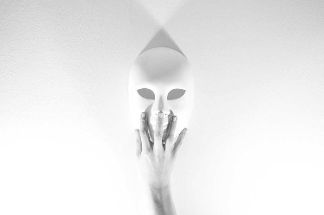 Бесплатное стоковое фото с белый, белый фон, маска