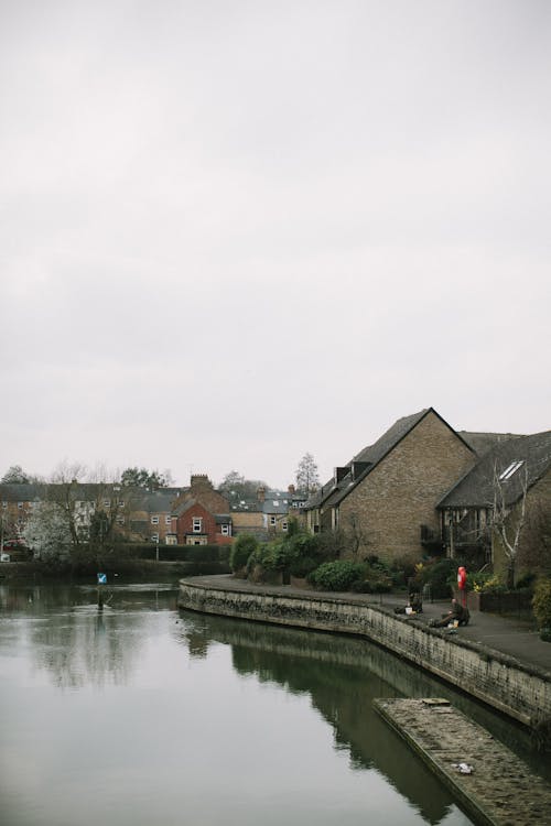 강, 강가, 건물의 무료 스톡 사진