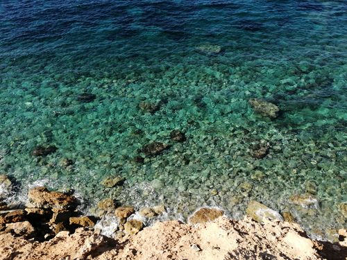 Free A beautiful rocky coast with clear turquoise waters, perfect for nature and travel enthusiasts. Stock Photo