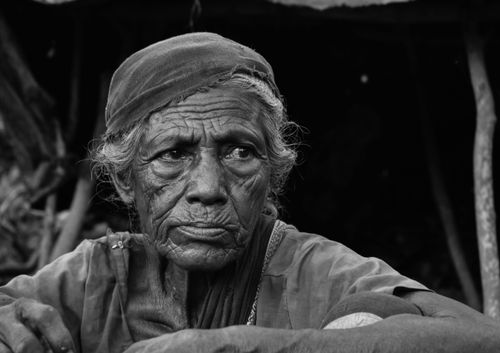 Free A deep and reflective monochrome portrait of an elderly woman, capturing emotion and story. Stock Photo