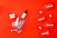 黑色星期五广告中，迷你购物车里的护肤品配有红色背景的销售标签，效果完美