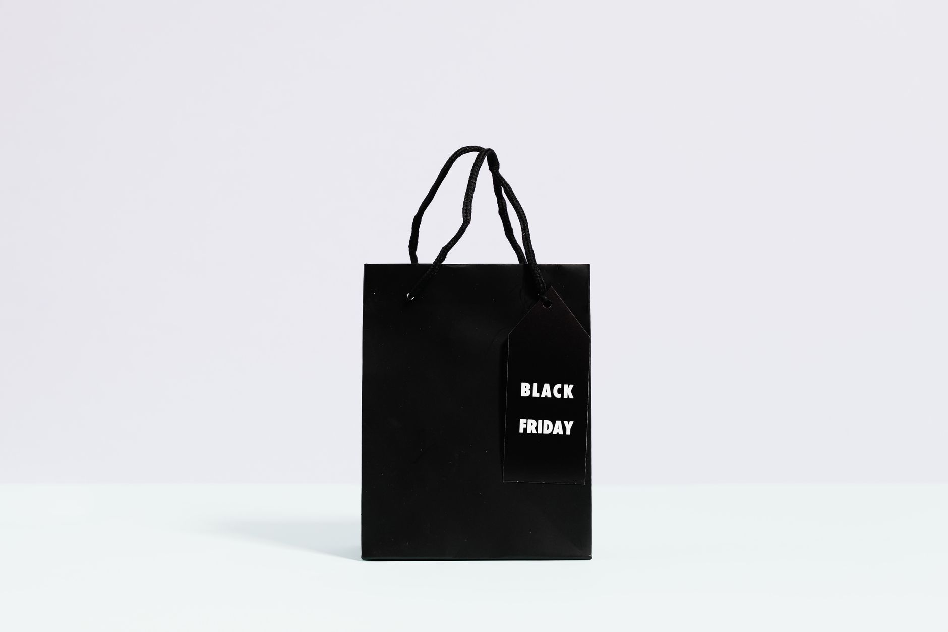 2025 한국 블랙프라이데이, 현명한 소비를 위한 가이드 6 Black Friday shopping bag displayed on a minimalist background, perfect for sale promotions.