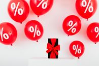 红色气球和礼品盒上的百分比符号可营造节日销售主题