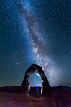 在美国犹他州精致的拱门上，可见雄伟的银河系夜景