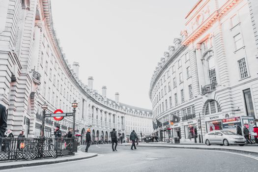 在伦敦标志性的摄政街上，人们散步并欣赏经典建筑