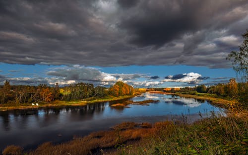 Δωρεάν στοκ φωτογραφιών με νεφελώδης, ποτάμι, σκοτεινά σύννεφα Φωτογραφία από στοκ φωτογραφιών