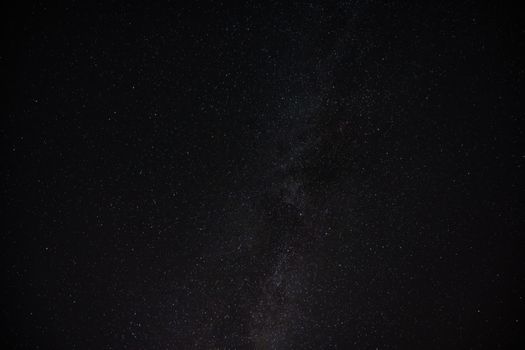 黑暗星空中闪烁的星星构成迷人景色