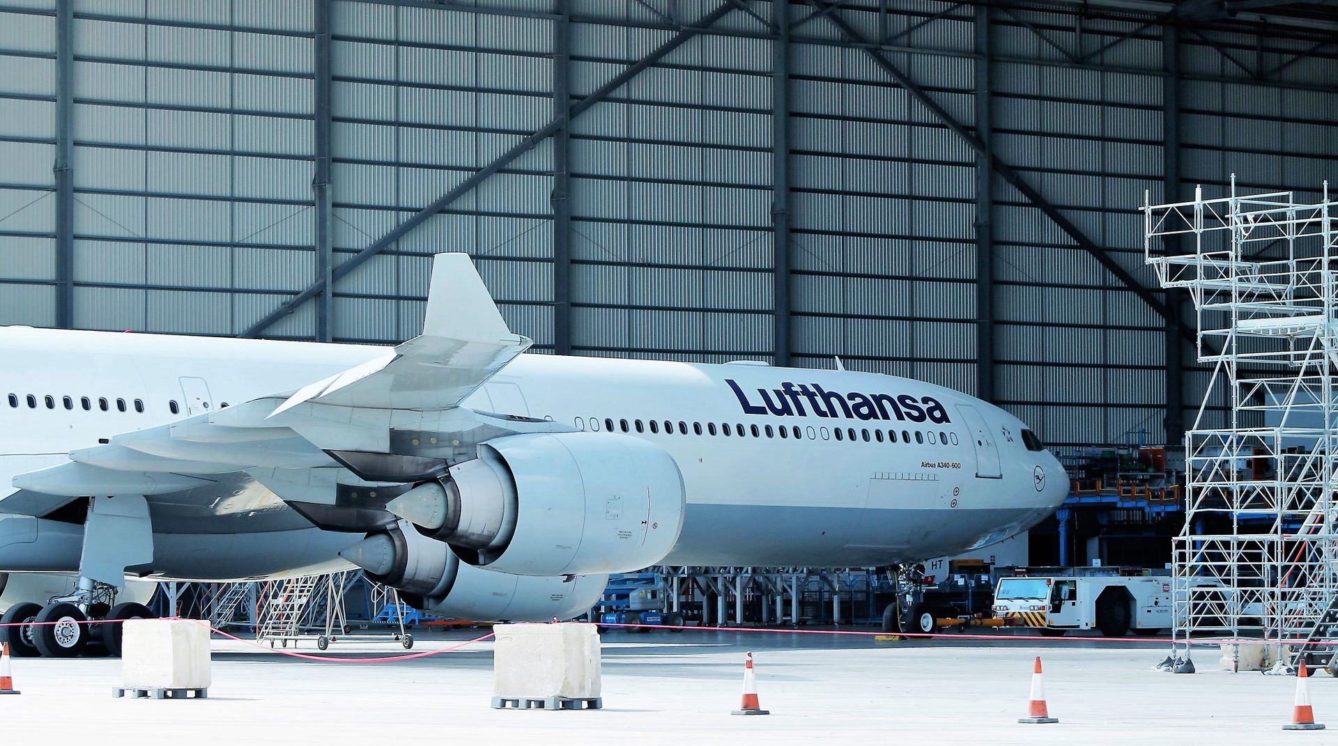 Avión de pasajeros en un hangar de mantenimiento