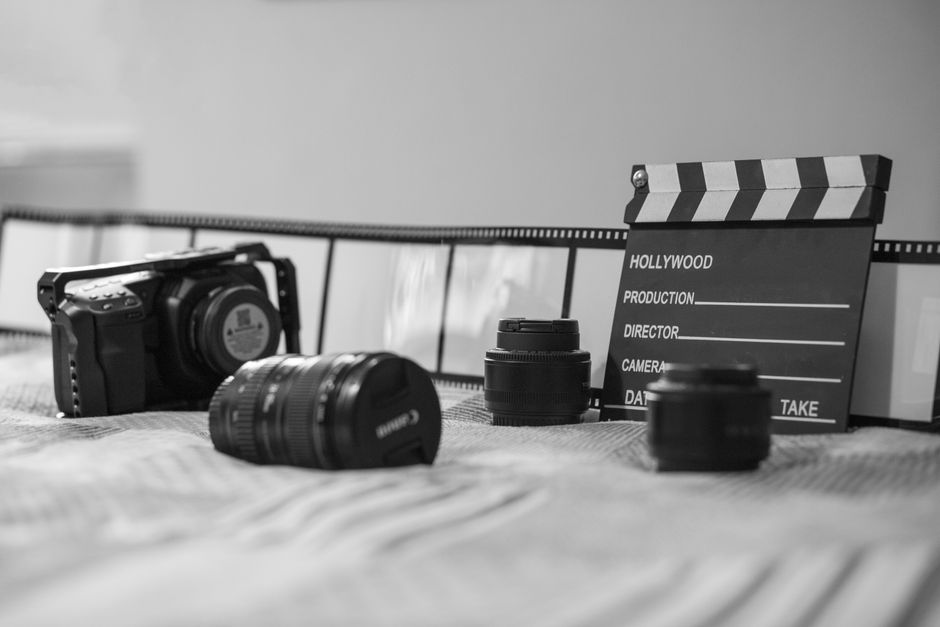 Echipament cinematografic vintage - camera și clacheta, elemente ale moștenirii lui Rob Reiner