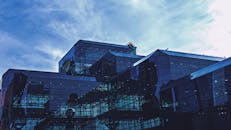 纽约市现代玻璃立面的低角度视图，映衬在蓝天下