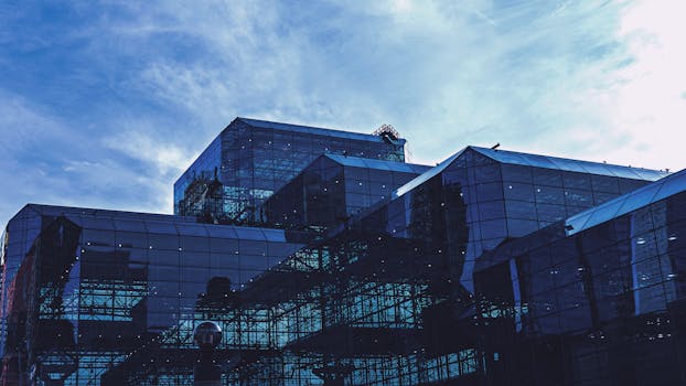 纽约市现代玻璃立面的低角度视图，映衬在蓝天下