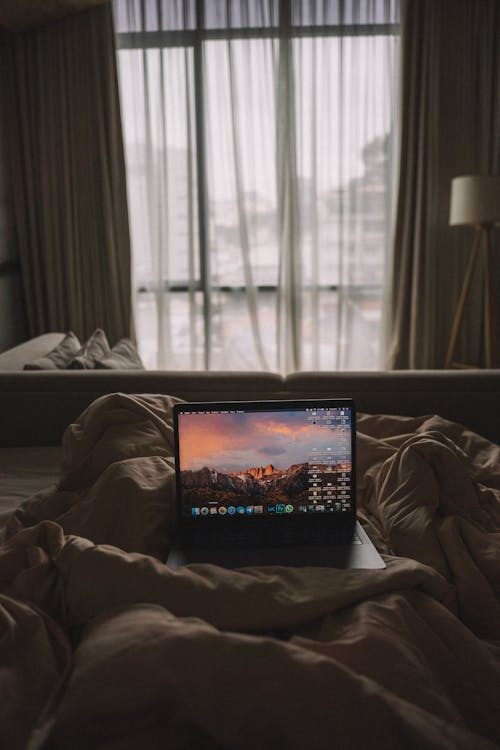 Kostenlos Schwarzer Laptop Computer Auf Bett Stock-Foto