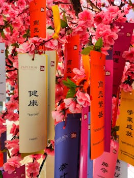 樱花上挂满了充满活力的许愿卡，象征着健康和成功