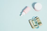 时尚平躺、护肤品和现金，是理想的美容与金融主题