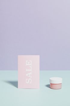 美容产品以淡色为主题，平躺在销售标志旁展示，非常适合促销