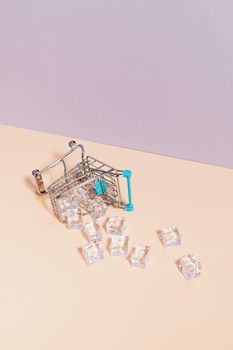 一个玩具购物车翻倒了，在清晰的背景上洒落了立方体