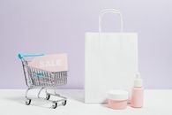 购物场景中出售一个白色的包、一辆车和化妆品