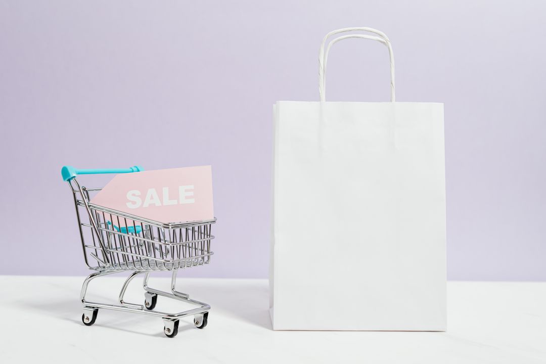 نماذج رسائل بريد إلكتروني تسويقية للمتاجر PDF - Saudi ecommerce marketer reviewing email campaign templates on laptop