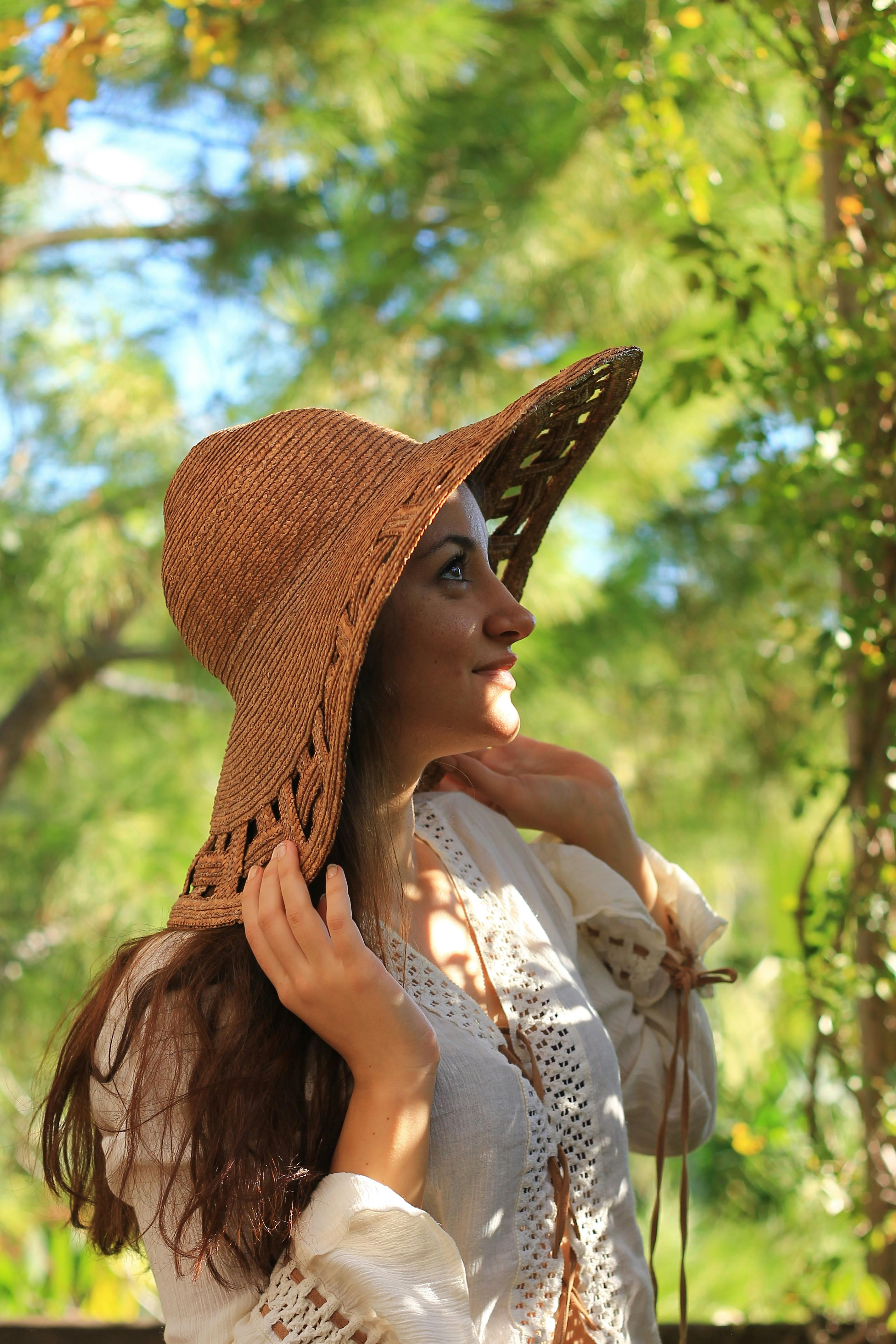 Woman in hat standing in green park · Free Stock Photo Woman in hat standing in green park · Free Stock Photo