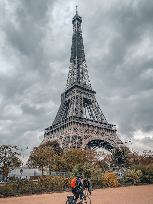 Ingyenes stockfotó alulról, biciklizés, Eiffel-torony témában Stockfotó