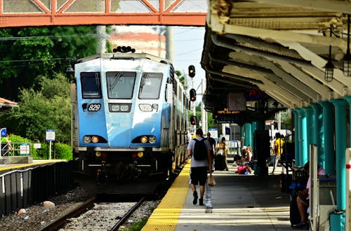 Fotos de stock gratuitas de caminando, entrenar, estación de tren