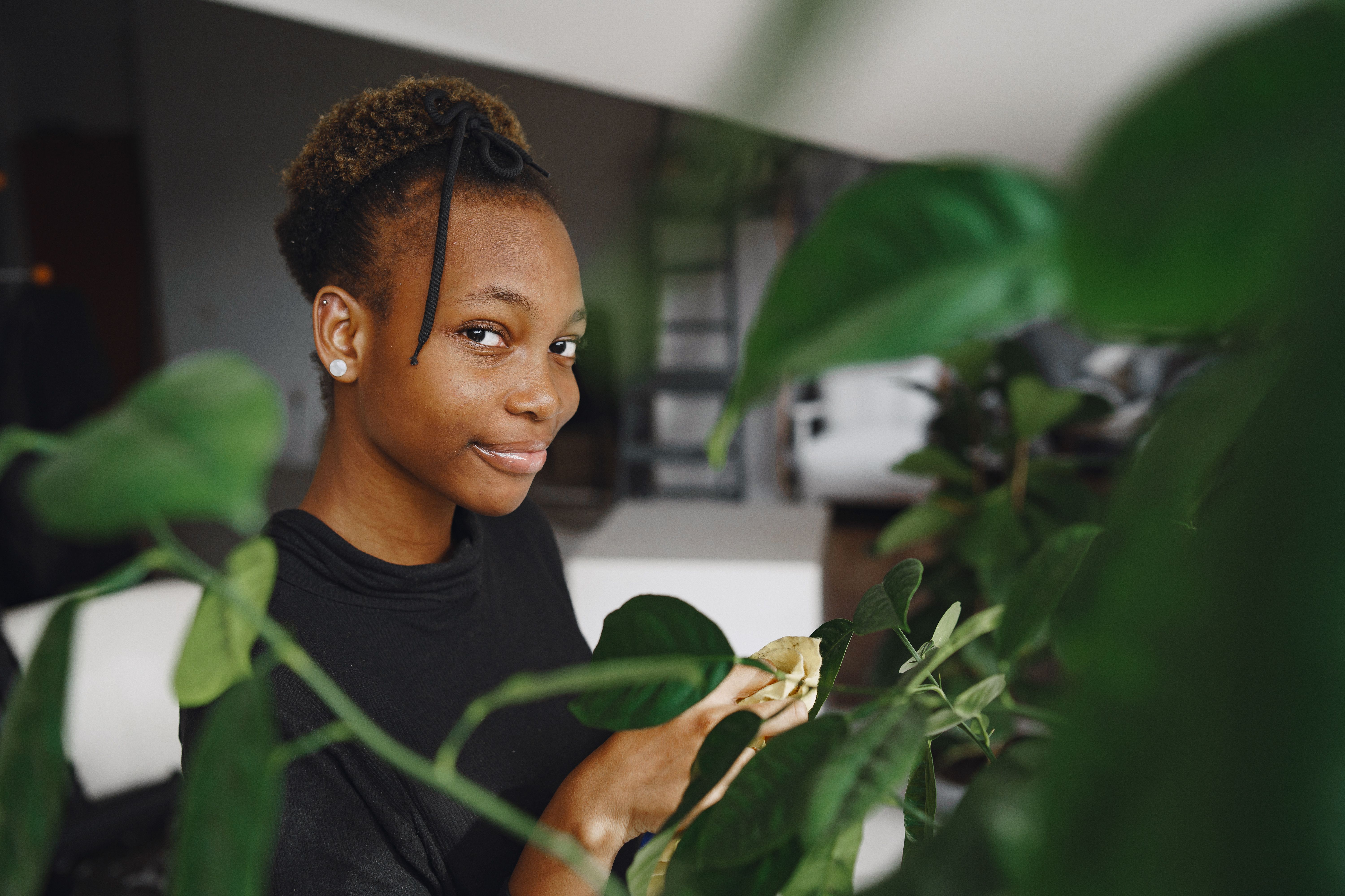 Votre petit jardin maison est infesté de parasites invisibles ? Le guide complet pour identifier et 