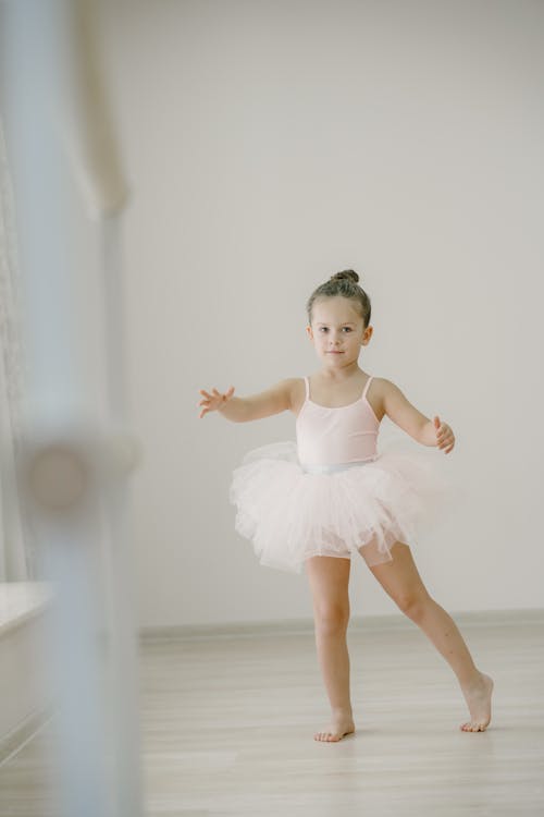 Darmowe zdjęcie z galerii z balerina, balet, biała sukienka