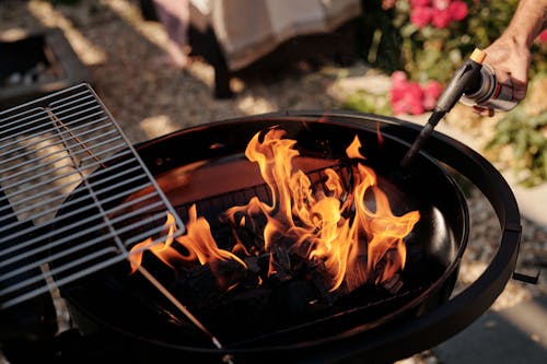 免费 黑炭烤架上熊熊燃烧的烈火 素材图片