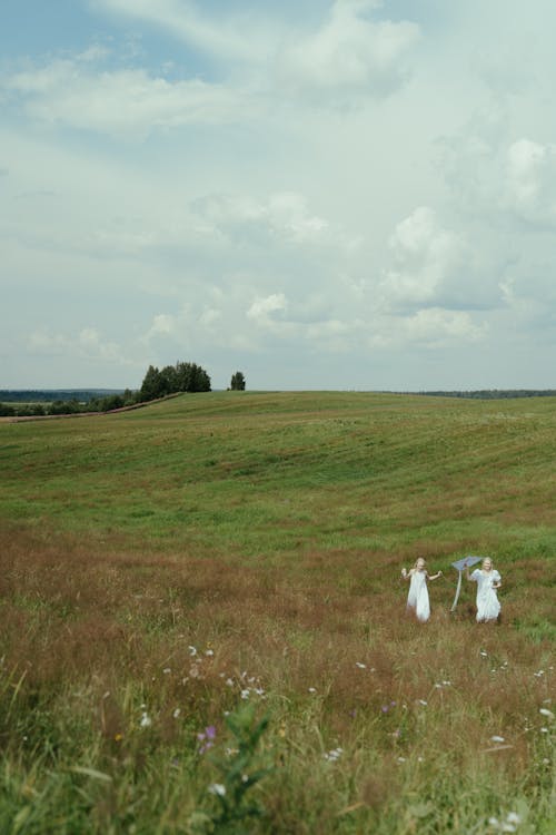 Fotobanka s bezplatnými fotkami na tému biele šaty, dedinský, dvojčatá