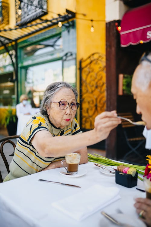 年长的夫妇吃早餐