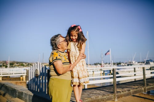 海岸に立っている孫娘とおばあちゃん