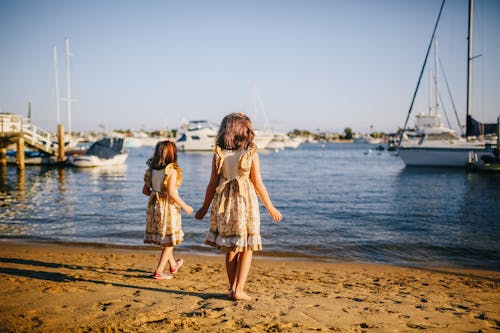 Free Gadis Berbaju Bunga Putih Dan Coklat Berdiri Di Pantai Pantai Stock Photo