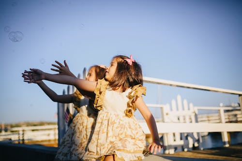 Filles Jouant Avec Des Bulles