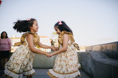 2 Meninas Em Vestido Floral Branco Dançando Na Rua