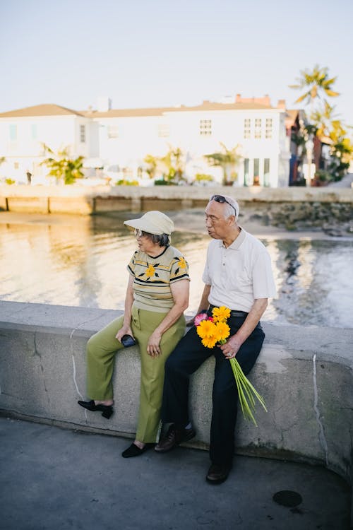 Mann Und Frau Sitzen Auf Betonbank Neben Fluss