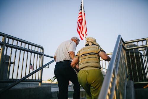 ältere Menschen Gehen Langsam Die Treppe Hinauf