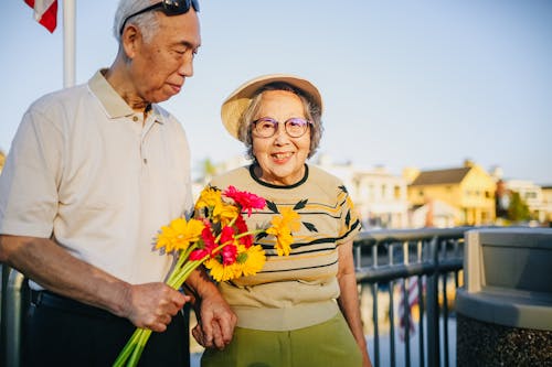 älteres Paar, Das Hände Hält Und Blumen Hält