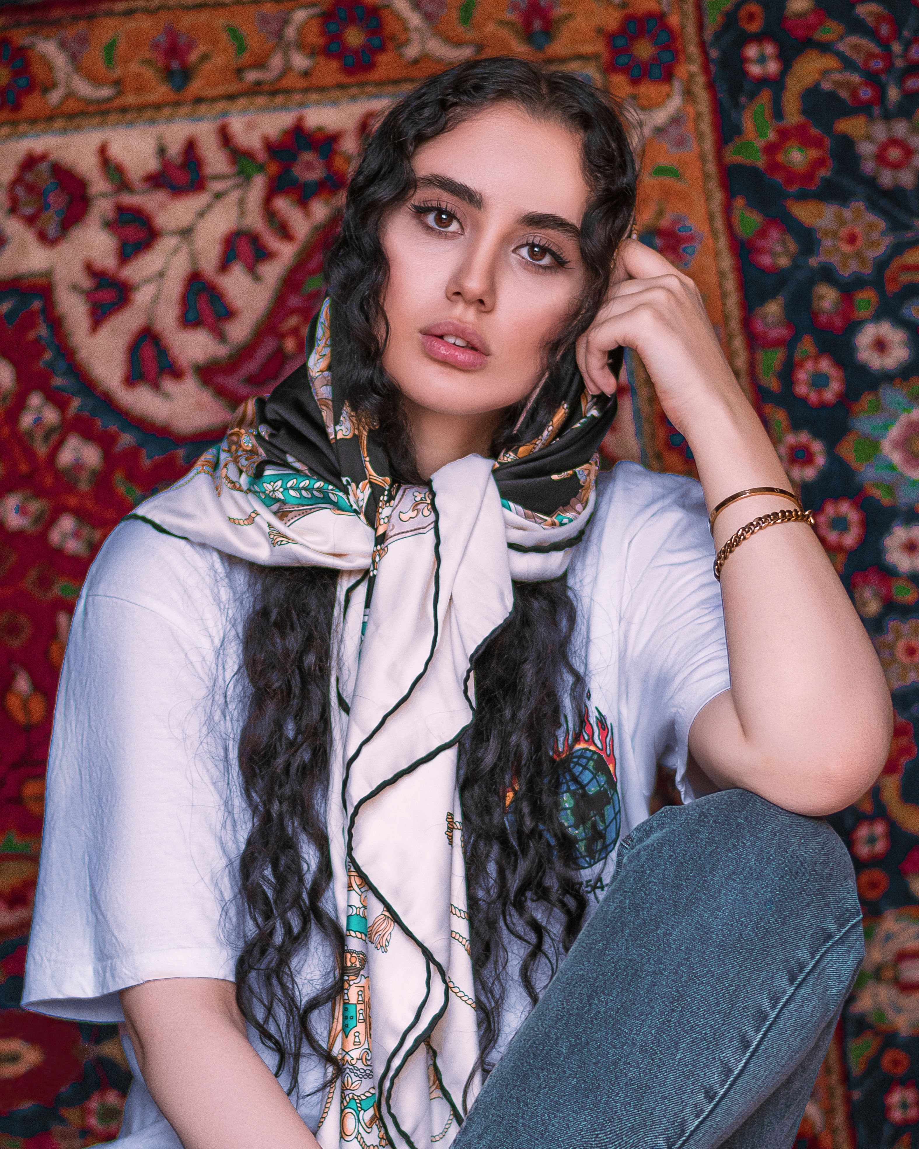 3. Bohemian Chic: Kemeja Putih untuk Gaya Etnik