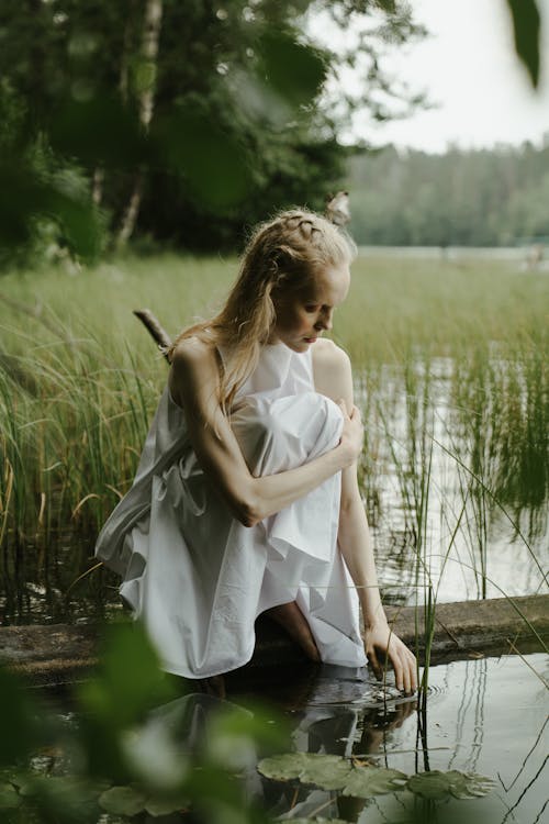 Gratis lagerfoto af blondine, crouching, dagdrømme