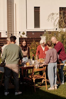 一家人在花园里享用户外餐点和饮料