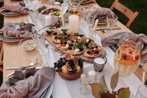 Free Charming outdoor dining setup with gourmet dishes and refreshing beverages, ideal for celebrations. Stock Photo
