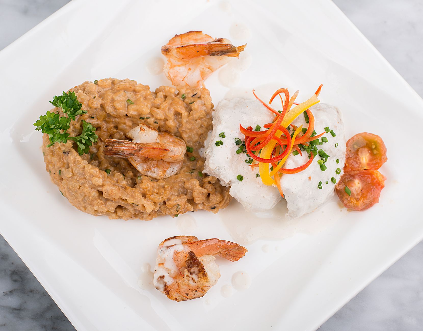 Cooked shrimp with creamy grits and garnish